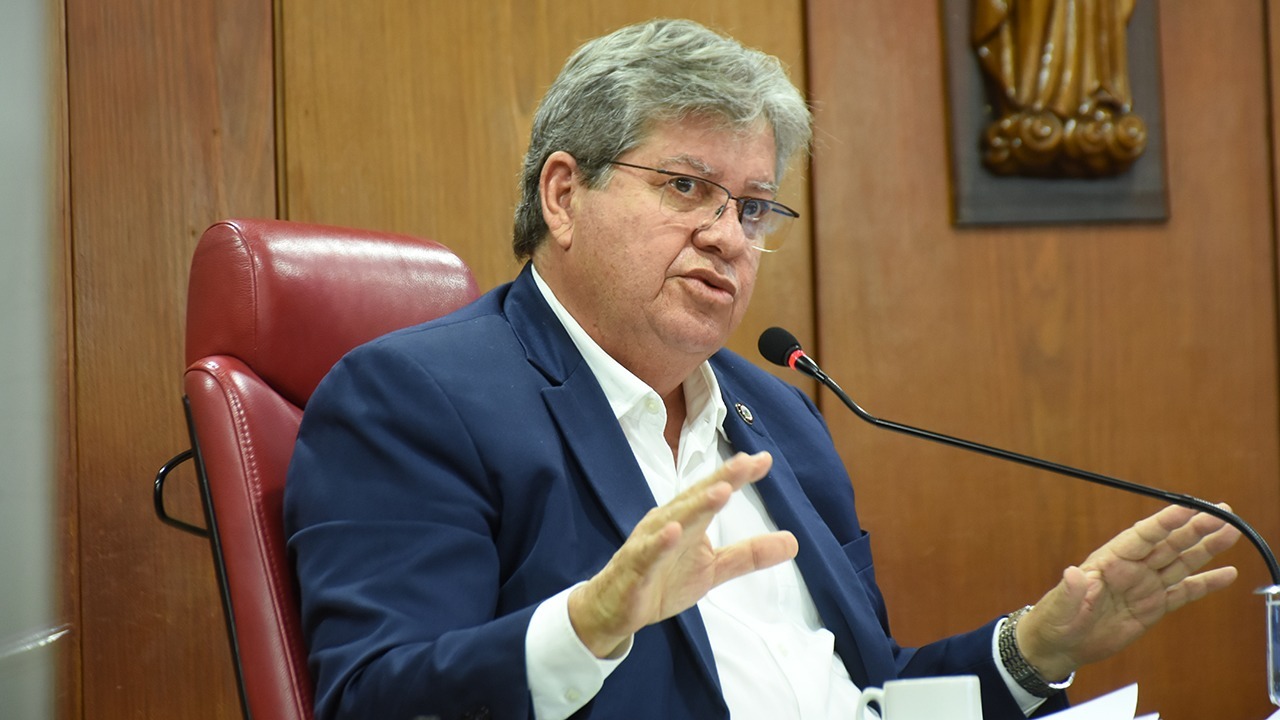 João Azevedo responde a perguntas da população, de vereadores e da imprensa  em sabatina na CMJP – CMJP