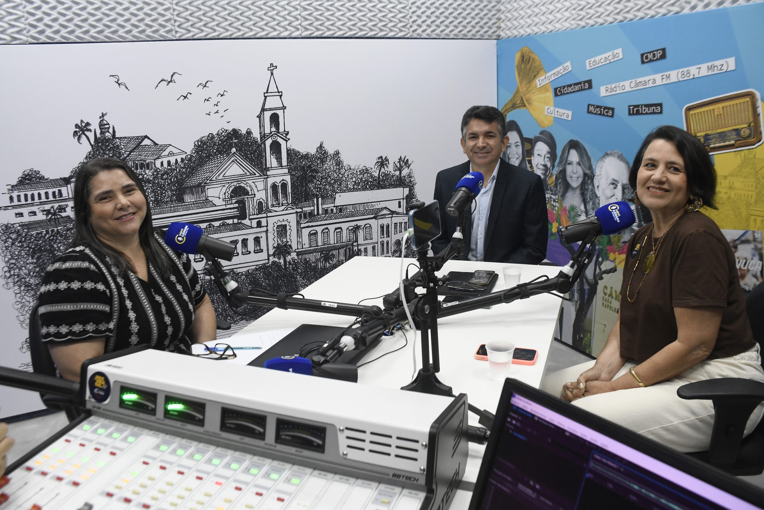 Equipe de Comunicação da CMJP participa do programa Painel Eletrônico Equipe de Comunicação da CMJP participa do programa Painel Eletrônico