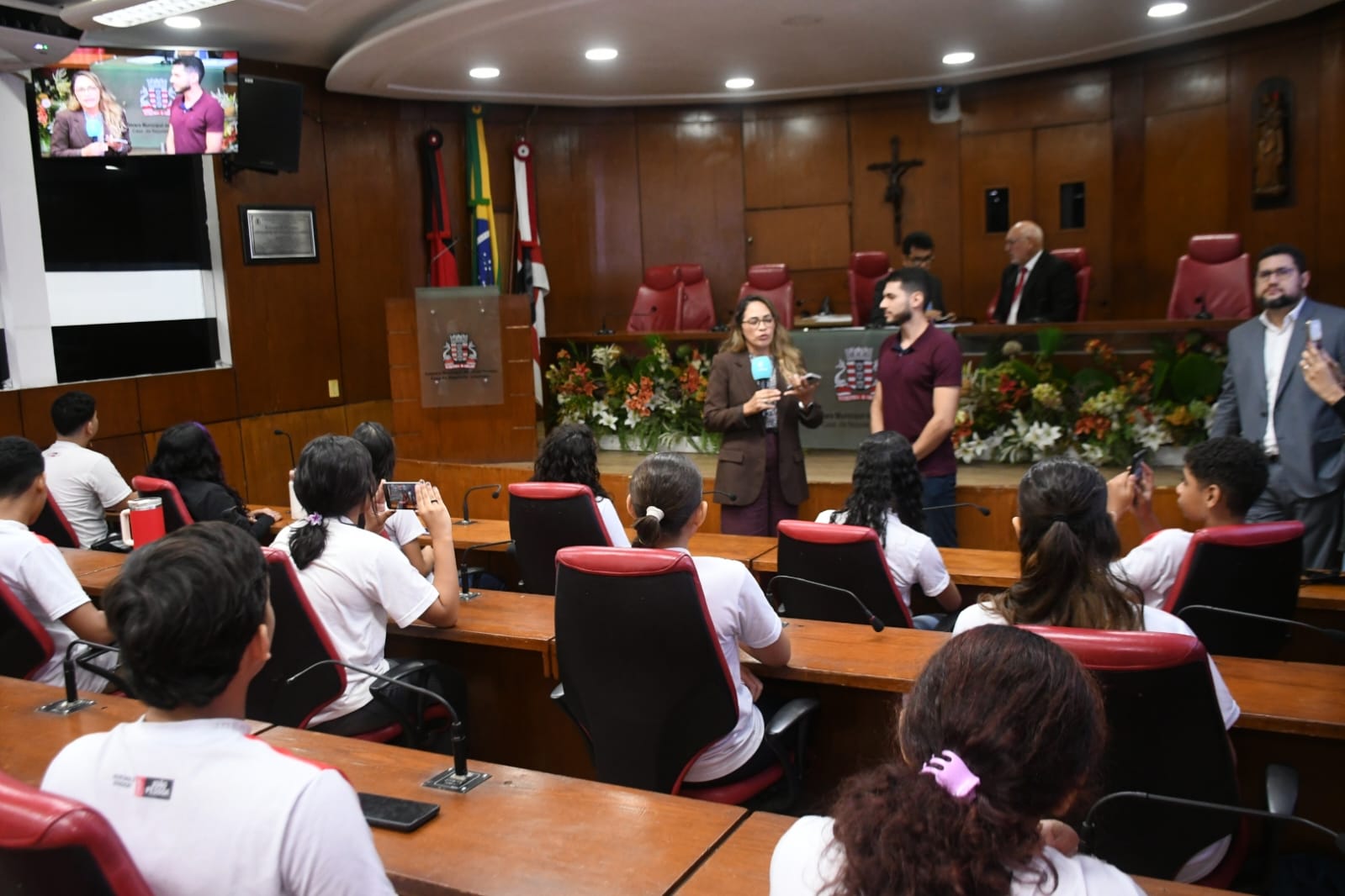 Alunos de Escola Municipal vistam Câmara e meios de Comunicação